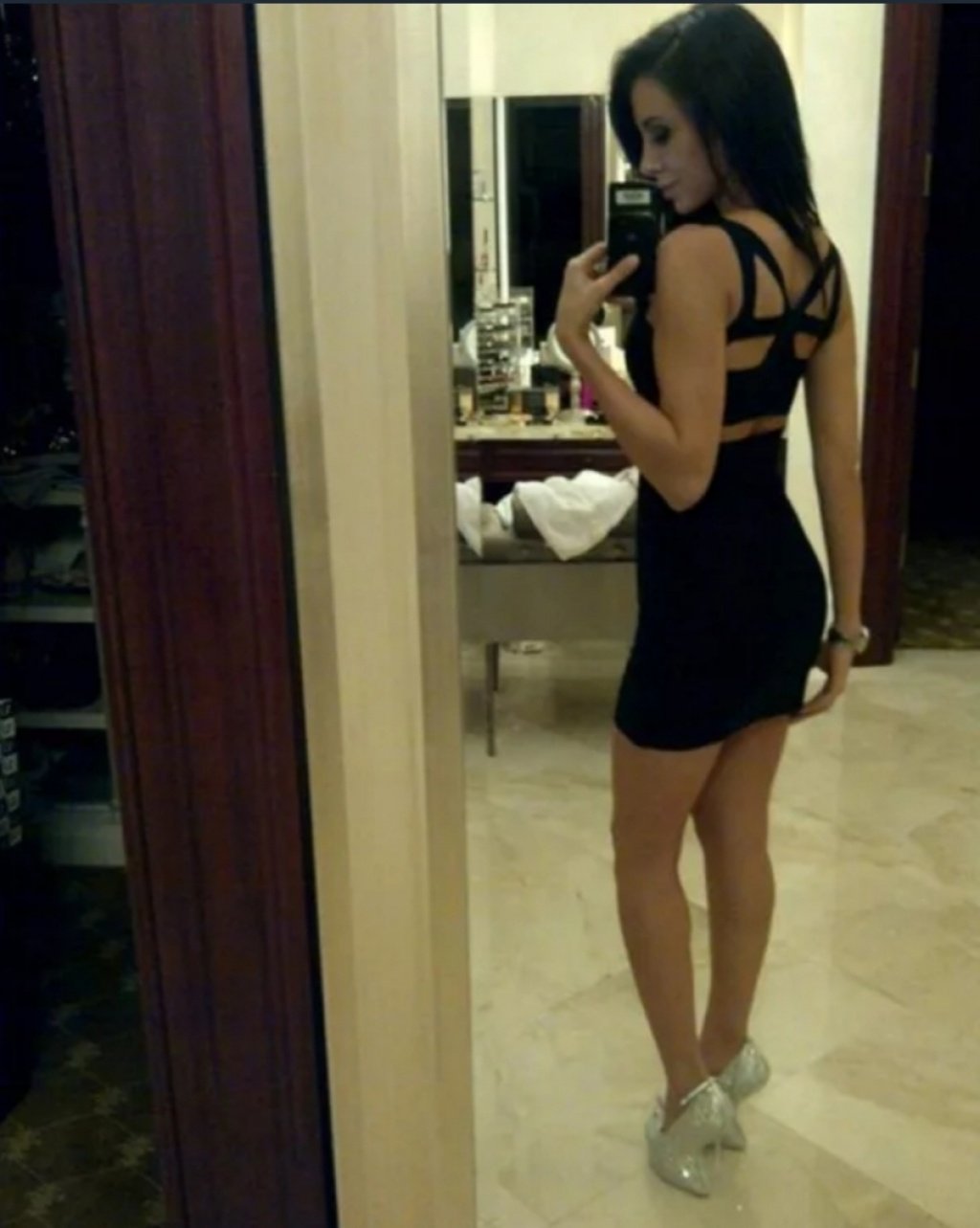 Девушка перед зеркалом в полный рост в платье